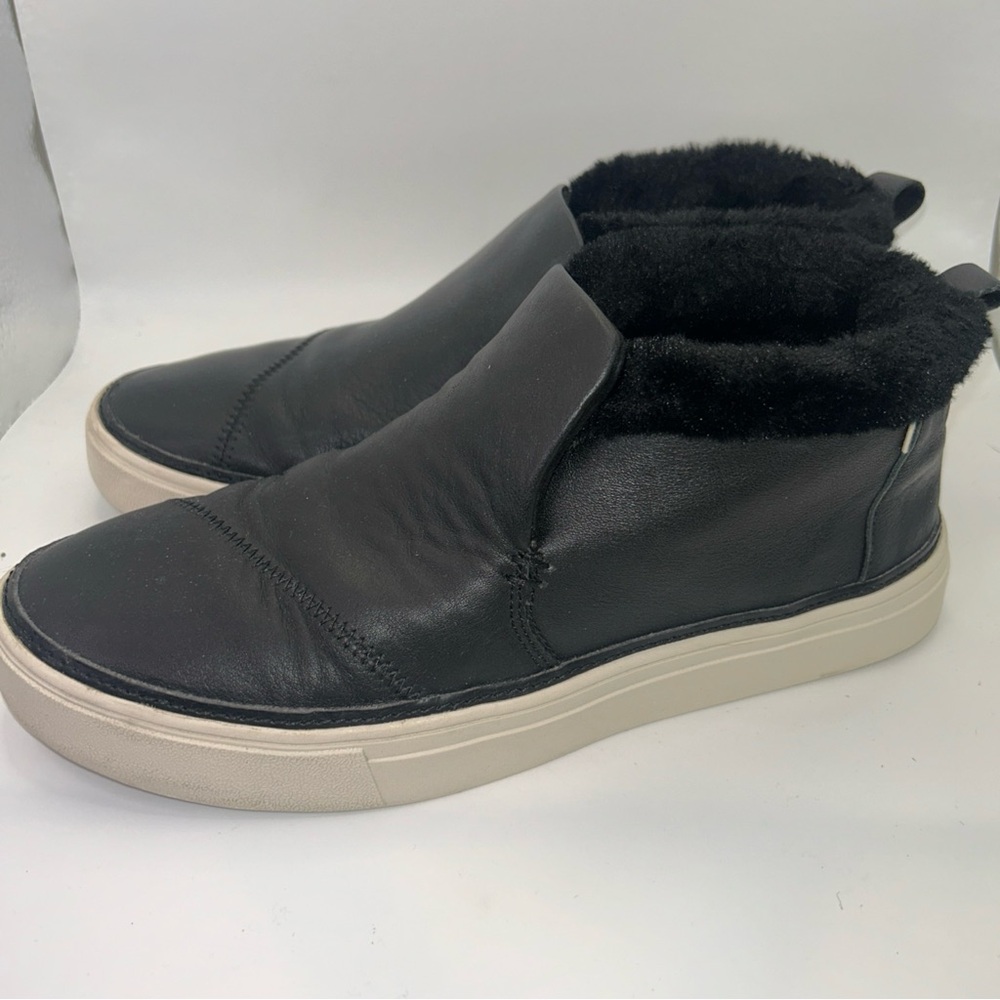 Toms Paxton leather sneaker black slip-on ankle boot faux fur women 8